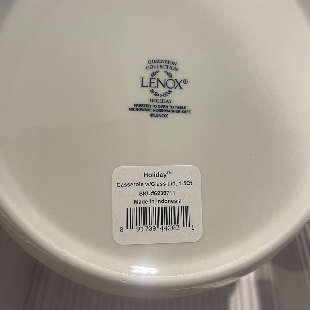 LENOX Holiday 1.5 Qt Round Covered Casserole - Picture 4 of 7